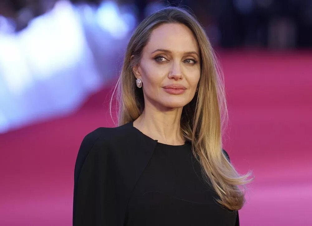    Анджелина Джоли впервые показала шрамы после двойной мастэктомии