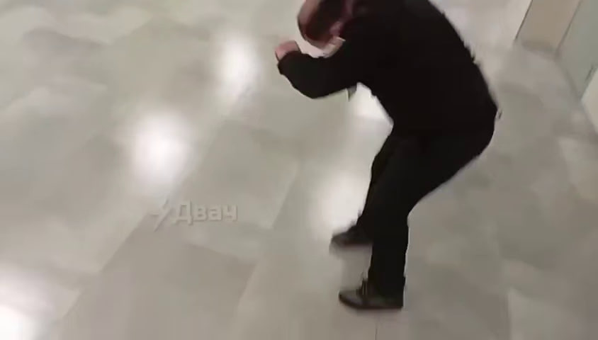 Момент, когда охраннику залили глаза перцовкой