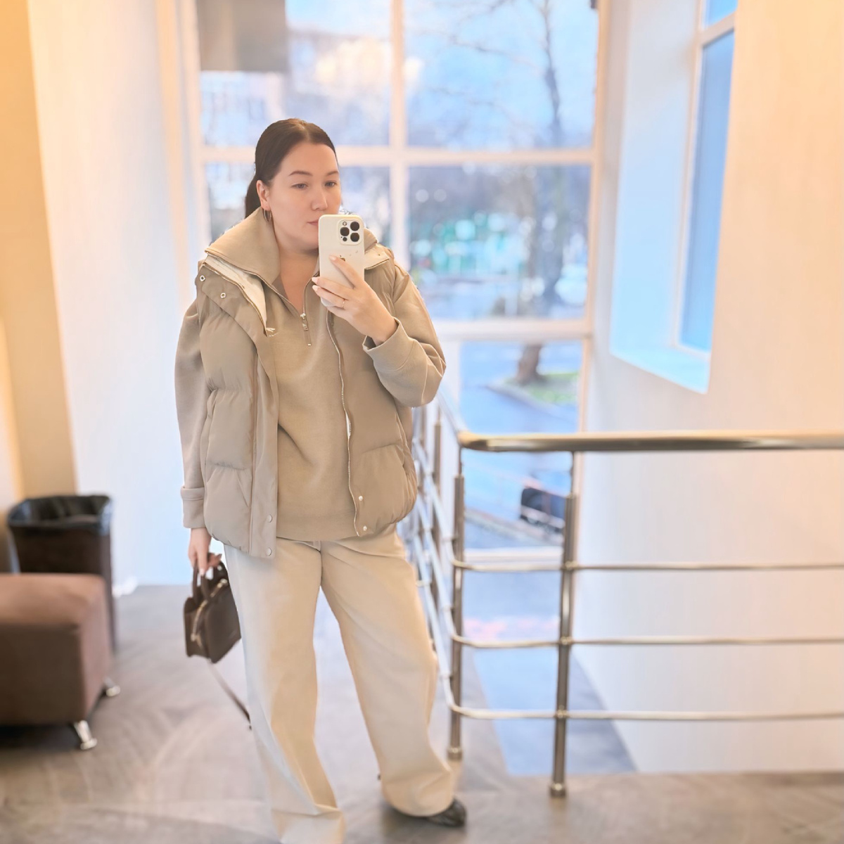 Привет, я Оксана. В марте 2024 года мы переехали из Перми в Анапу. Мы семья медиков. Муж работает на скорой, я занимаюсь детьми (их у нас трое)  и веду блоги в социальных сетях. Подписывайтесь и следите за жизнью многодетной семьи на берегу Черного моря.