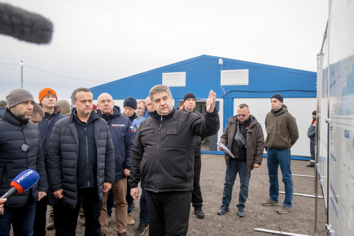 Министр транспорта России Андрей Никитин совместно с главой ДНР Денисом Пушилиным и руководителем Росавтодора Романом Новиковым на строительной площадке транспортного обхода Мариуполя. (фото: пресс-служба Минтранса России)