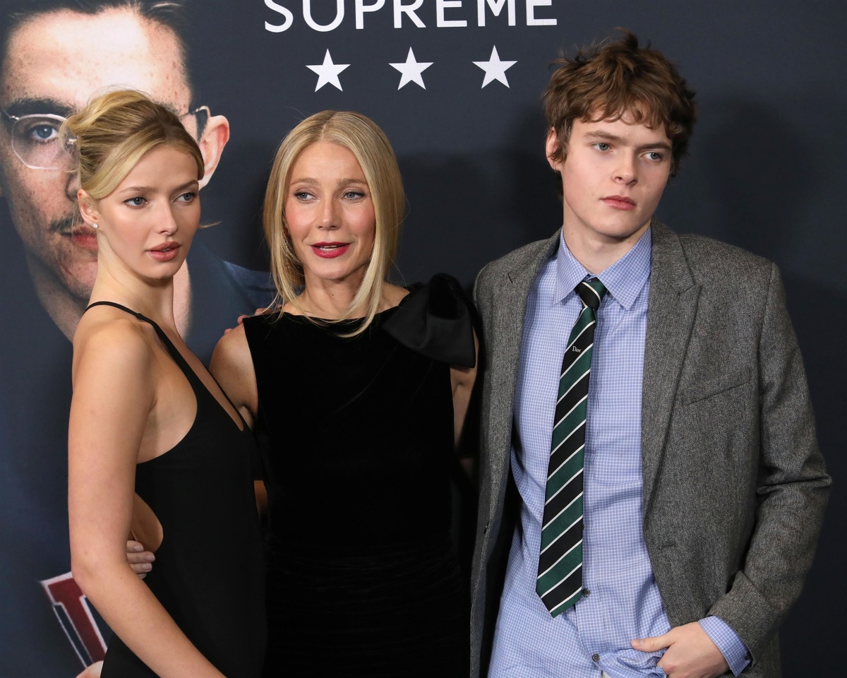   Гвинет Пэлтроу с дочерью и сыном на премьереLegion-Media