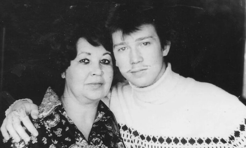    Детское фото Евгения Миронова с мамой Тамарой Петровной.