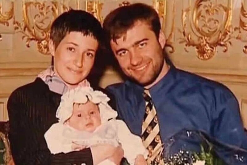    Молодые Михаил Пореченков и Екатерина Подвальная с новорождённой Варварой.