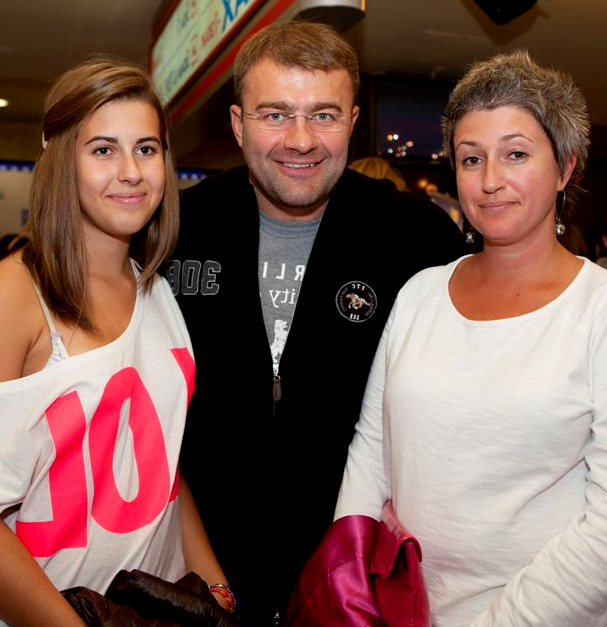    Варвара Пореченкова в детстве в окружении родителей: семейная идиллия, которой не суждено было продлиться долго.