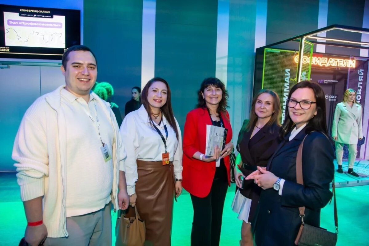    Команда Брянской области на Всероссийском слете в Москве. Слева направо: третья-Валентина Романченко, четветрая-Анна Безрукова.