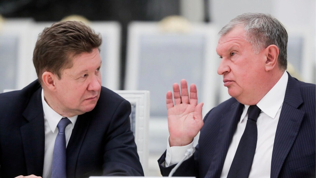 Председатель правления ПАО «Газпром» Алексей Миллер и председатель правления ОАО «НК „Роснефть“» Игорь Сечин (слева направо) вряд ли скажут, что для ТЭК это был удачный год. Фото: Михаил Метцель, ТАСС