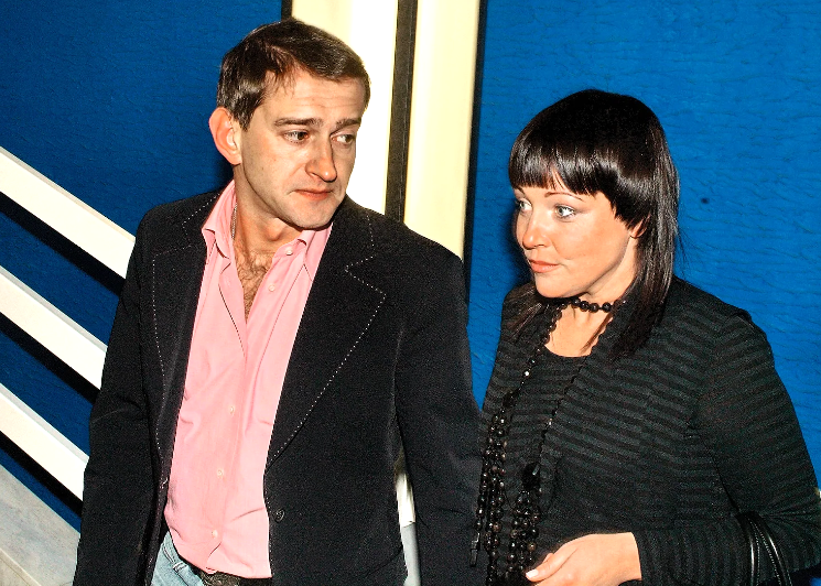 на фото Константин Хабенский и Анастасия Федосеева