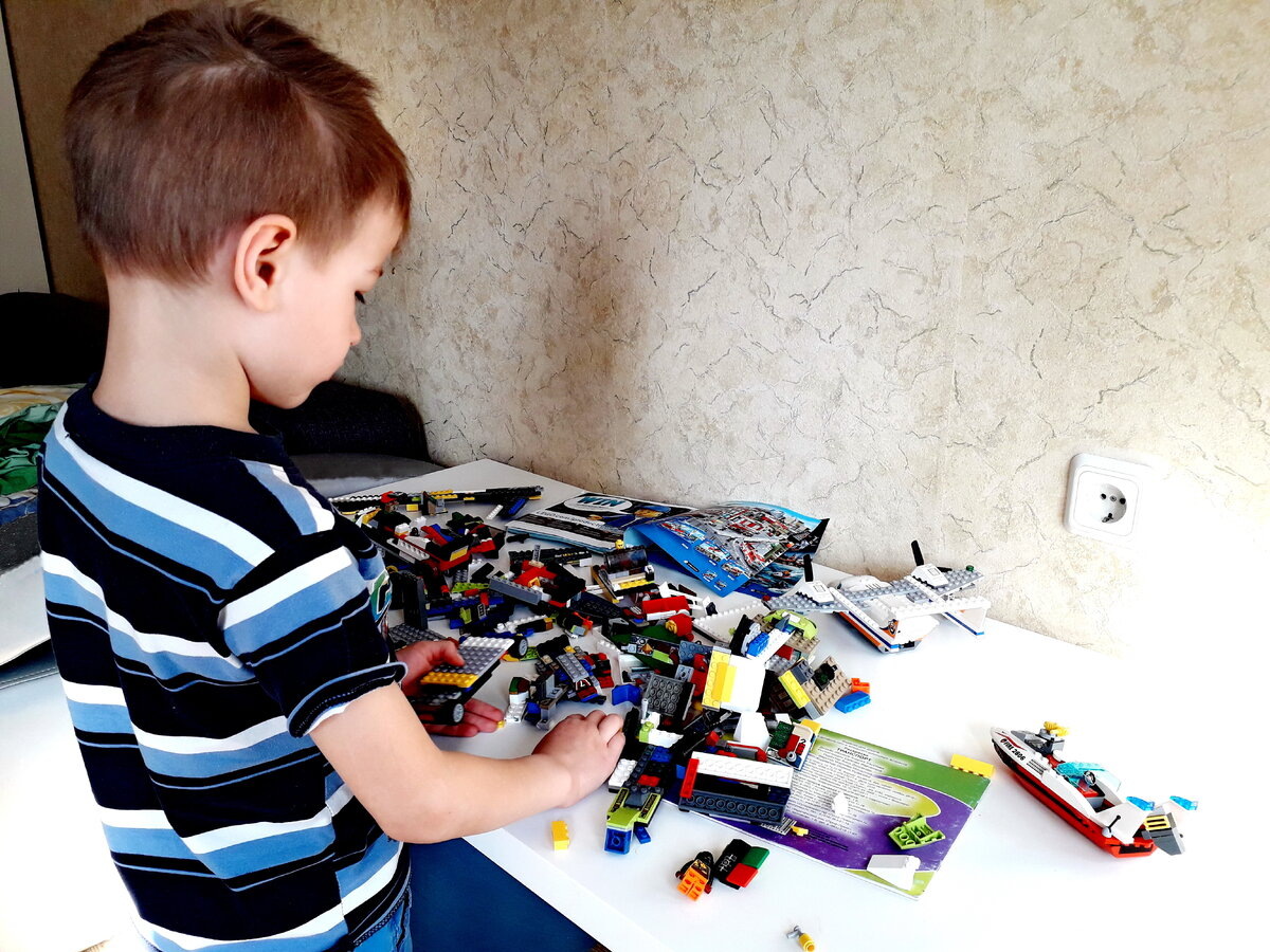 Lego City  и прочие серии. 