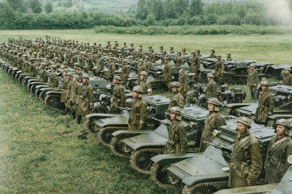 Принц Пьемонта осматривает войска 133-й бронетанковой дивизии «Литторио», Долина Аоста, 1940