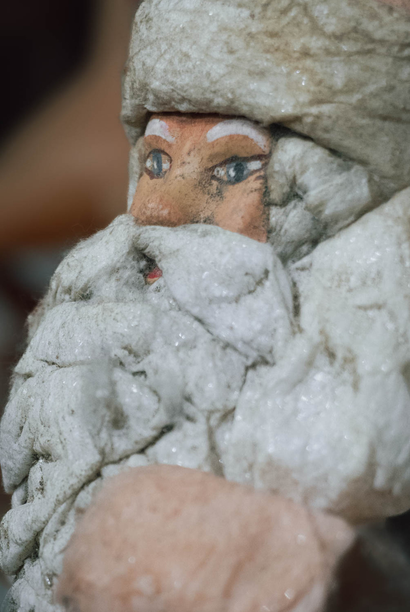 С таким Дедом Морозом и Крампус не страшен. Кто пискнул про "уберите этот ужас, тут же дети"? Нежные какие. 