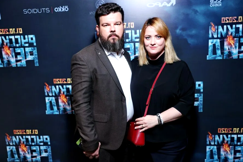 на фото Екатерина Соломатина с мужем