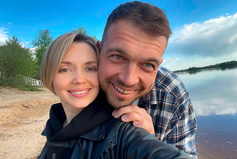 на фото Ольга Кузьмина с мужем