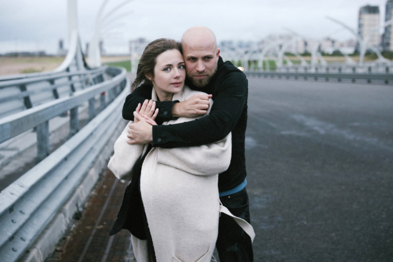 на фото Карина Разумовская с мужем