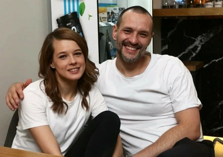 на фото Екатерина Шпица с мужем