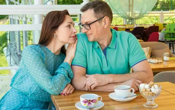 на фото Наталья Антонова с мужем