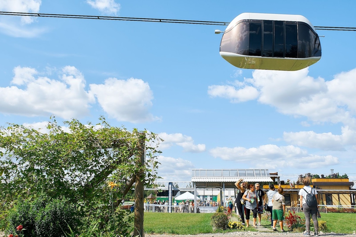    Благодаря расположению над землей, трасса комплекса uST может проходить по любому ландшафту. Снимок сделан во время испытаний в ЭкоТехноПарке в Марьиной Горке (Беларусь) / © UST Inc.