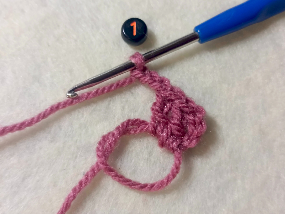 В петлю амигуруми провязываю 3 воздушные, 2 столбика с накидом и 3 воздушные.