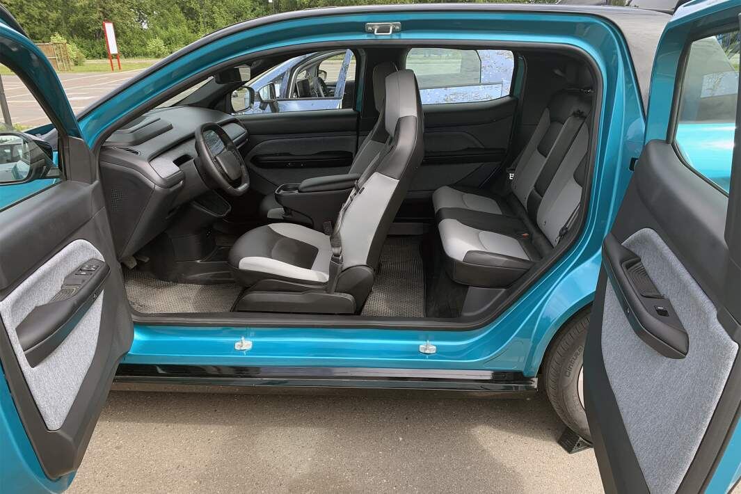 Главная особенность «Атома» — распашные двери без центральной стойки, значительно упрощающие посадку в автомобиль
Фото: ИЗВЕСТИЯ/Кирилл Сазонов