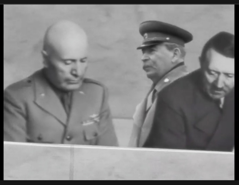 Главные герои фильма: Бенито, Сталин и Гитлер. Три диктатора на одном мавзолее.. 