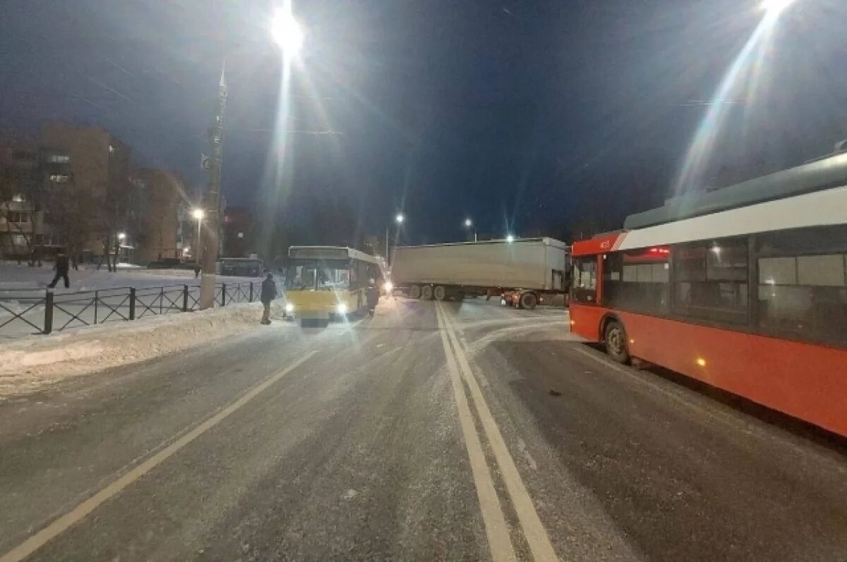    Два человека пострадали при столкновении автобуса с фурой в Ижевске