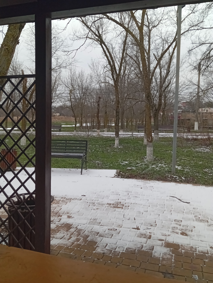 В старом парке снежок.