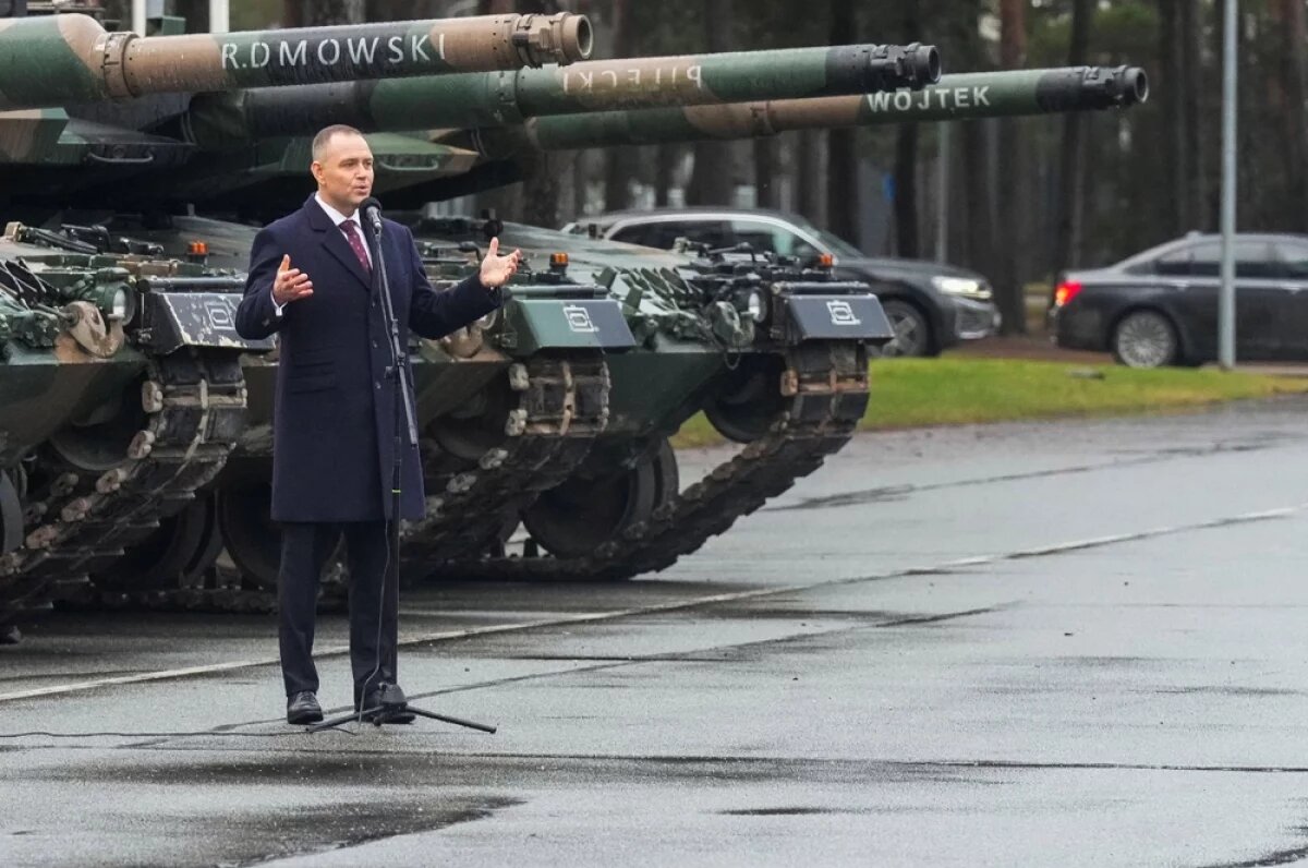    Польский президент Кароль Навроцкий заявил, что в последнее время глава киевского режима Владимир Зеленский принимает помощь Варшавы «как должное».