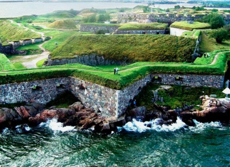 Суоменлинна (Свеаборг). Острова, район Хельсинки, живет около 1 тысячи человек. Белинский там родился. Есть церковь, военное училище, музеи, даже тюрьма. Сообщение с городом на пароме. Острова соединены между собой мостами