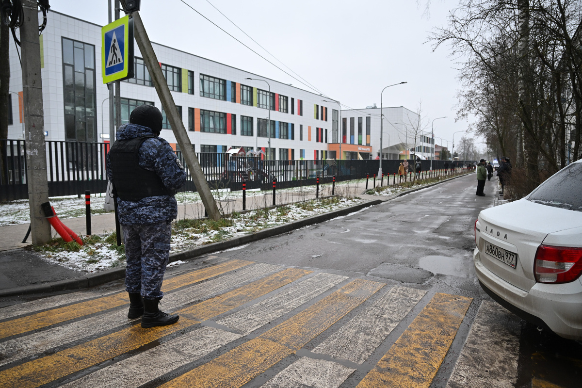    Обстановка возле Успенской школы после нападения. Фото: Komsomolskaya Pravda/Global Look Press