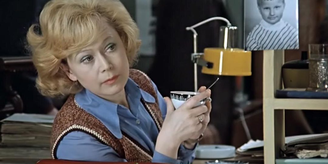 Образ Оленьки Рыжовой в фильме «Служебный роман» — идеальный контраст для раскрытия драмы