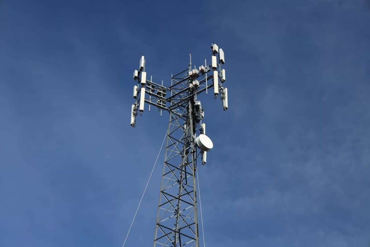    Вышка сотовой связи / © Richard Burlton, unsplash