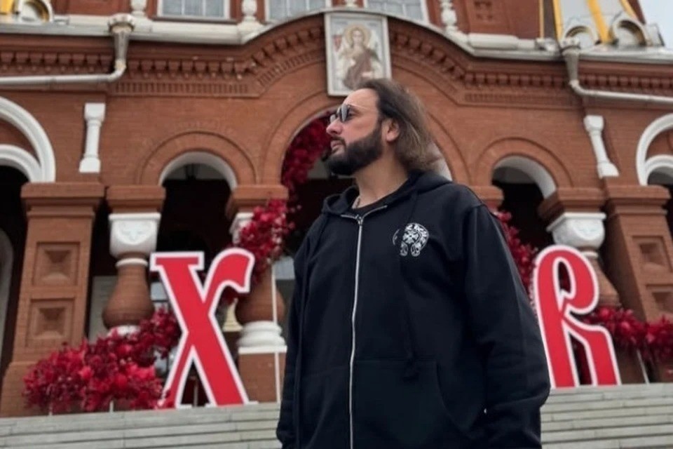    Стас Михайлов на фоне Свято-Михайловского собора в Ижевске. Фото: соцсети певца