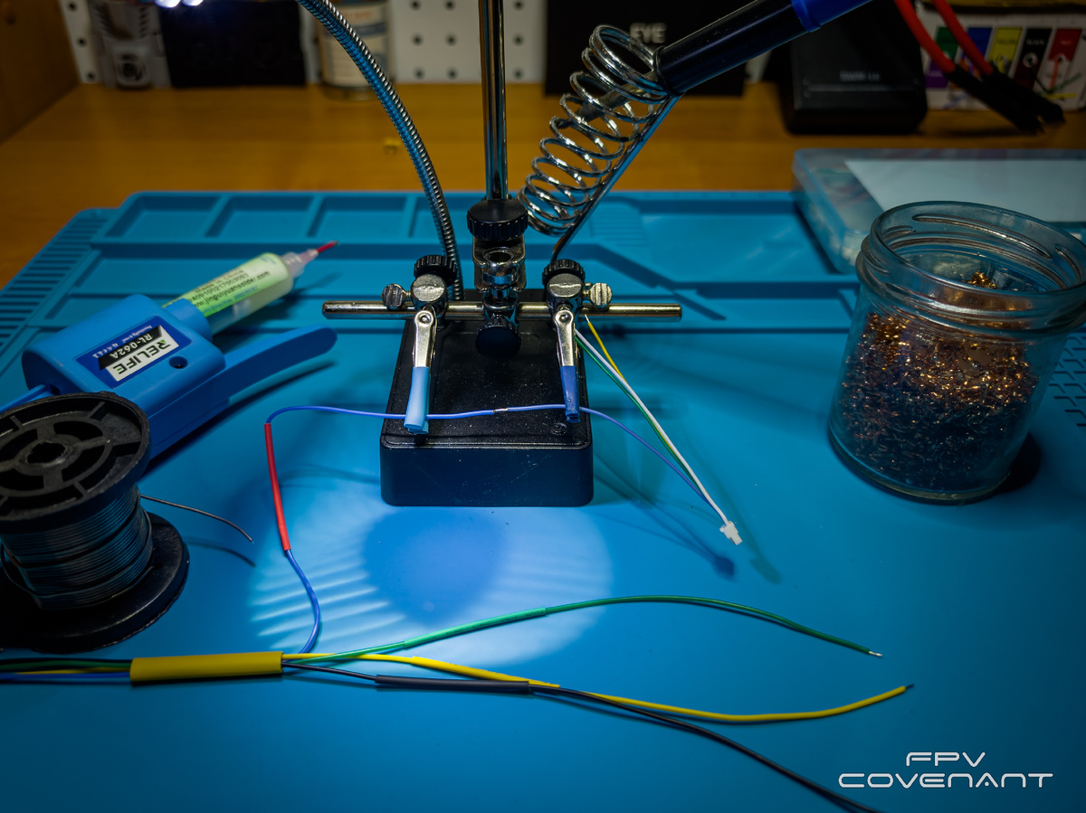 Паяем провод для соединений.