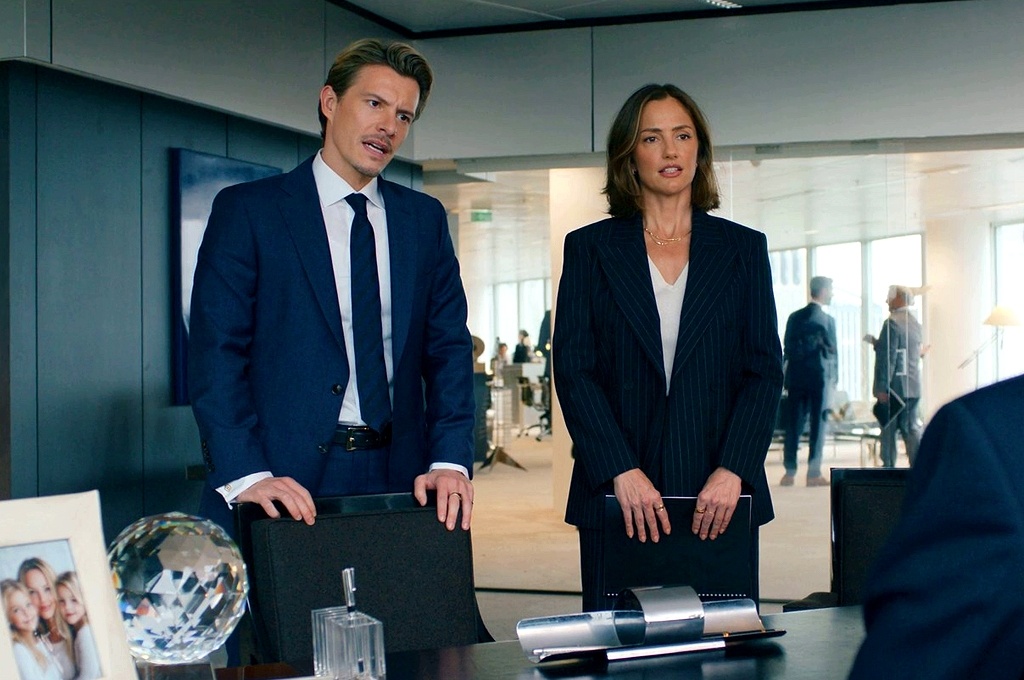 Завьер Сэмюэл и Минка Келли в фильме «Проблемы с шампанским», 2025 г