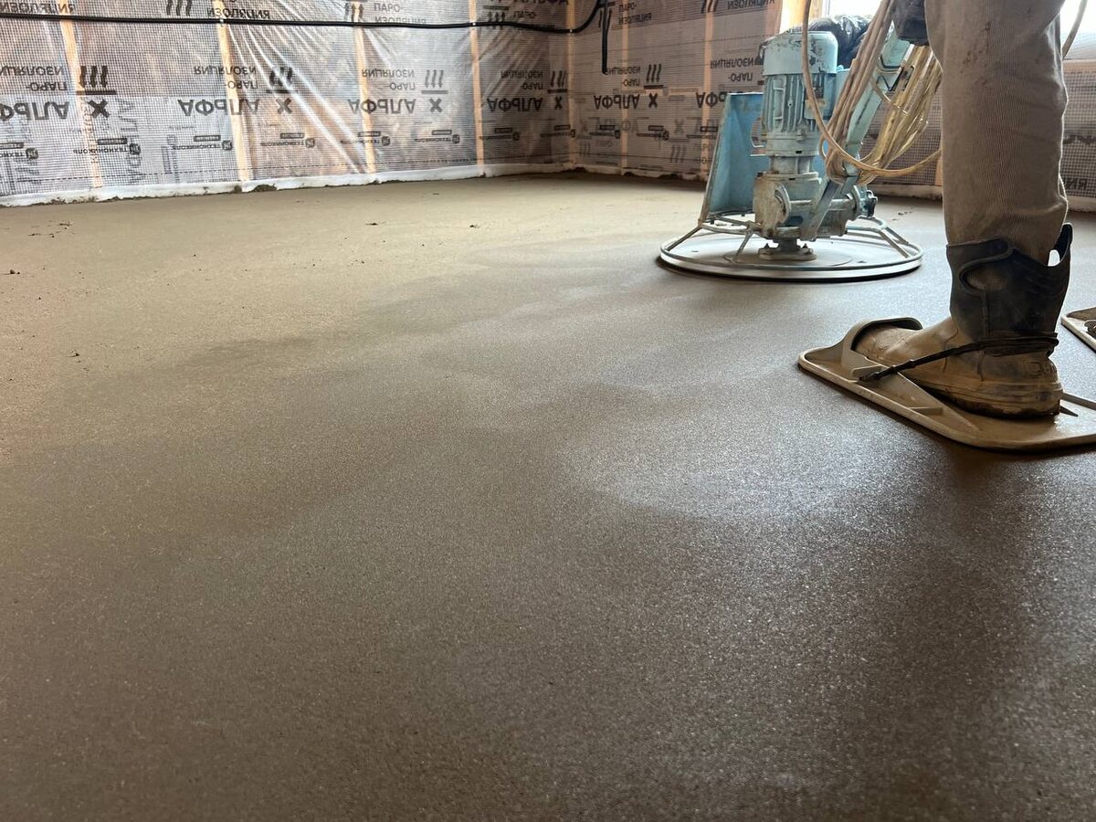 Устройство полусухой механизированной стяжки пола