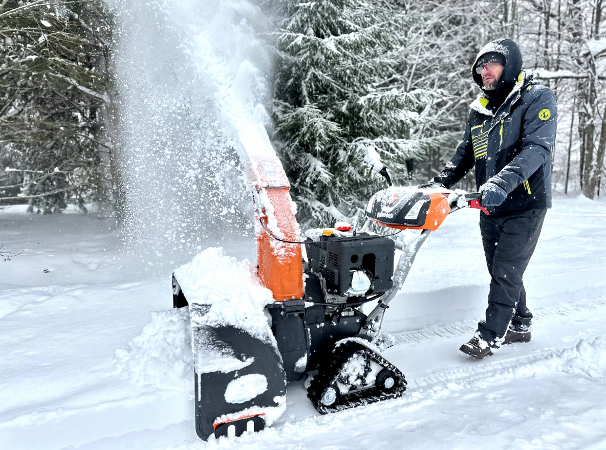  На фото: снегоуборщик YARD FOX PRO 6654ET