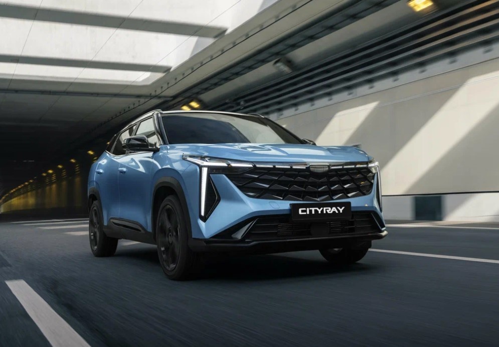 Geely прекратил поставки Coolray в Россию. На замену пришел Cityray – крупнее, мощнее, с огромным изогнутым экраном в салоне. Разобрали оба кроссовера по пунктам и выяснили, за что придется доплатить 300 000 рублей.