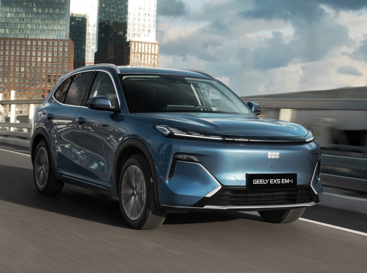 Geely вывела на российский рынок первый подзаряжаемый гибрид – кроссовер EX5 EM-i. Батарея на 18 кВт·ч обеспечивает до 85 км на электротяге. Обзор силовой установки, комплектаций и сравнение с конкурентами.