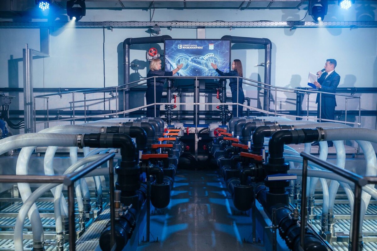 Мы приняли участие в разработке ключевого элемента для торжественного запуска современных очистных сооружений компании «Северо-Запад Инжинириринг». Наша задача заключалась в создании эффектного интерактивного решения, которое позволило бы почетным гостям и руководству компании дать символический старт работе нового экологически важного объекта.