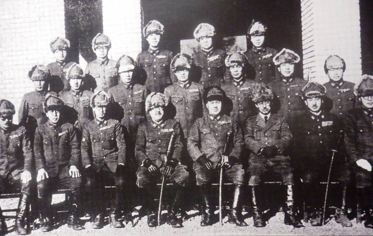 Групповое фото Отряда 731: руководители отряда с директором Даляньского Института здоровья. Декабрь 1943 г. Фото из книг В.И. Немыченкова