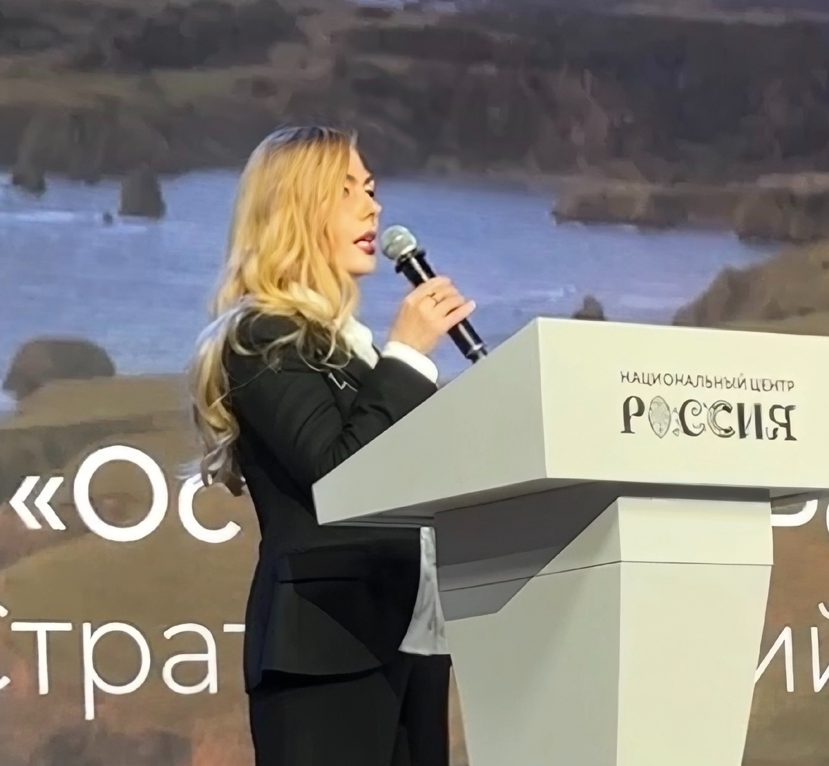 Наталья Андронова выступает на сцене Национального центра «Россия»