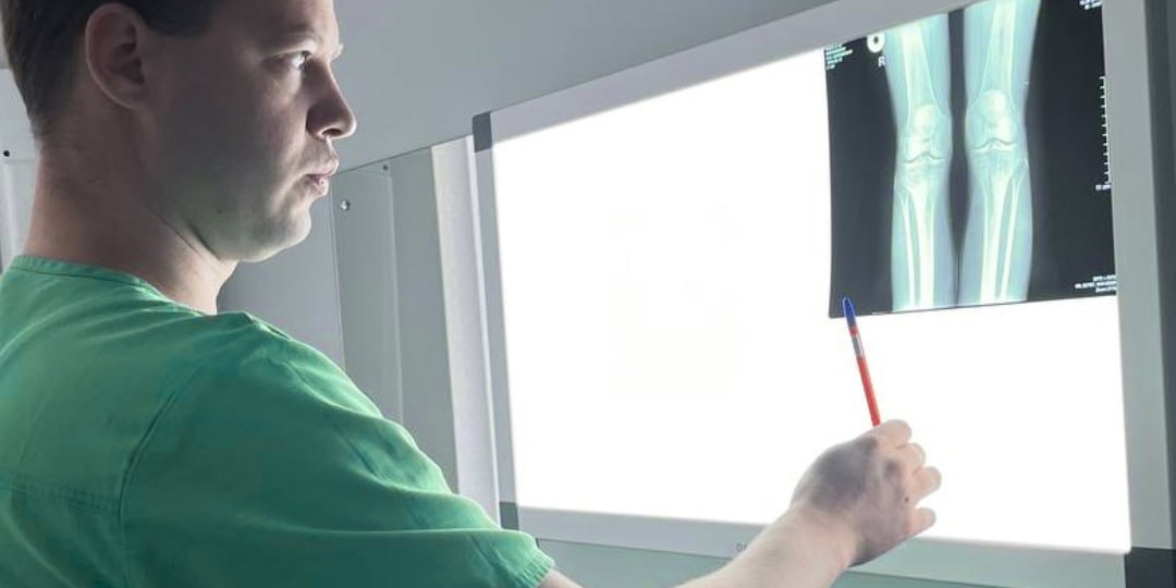 — Доктор, а снимок сустава нужен обязательно? А МРТ делать? А что лучше