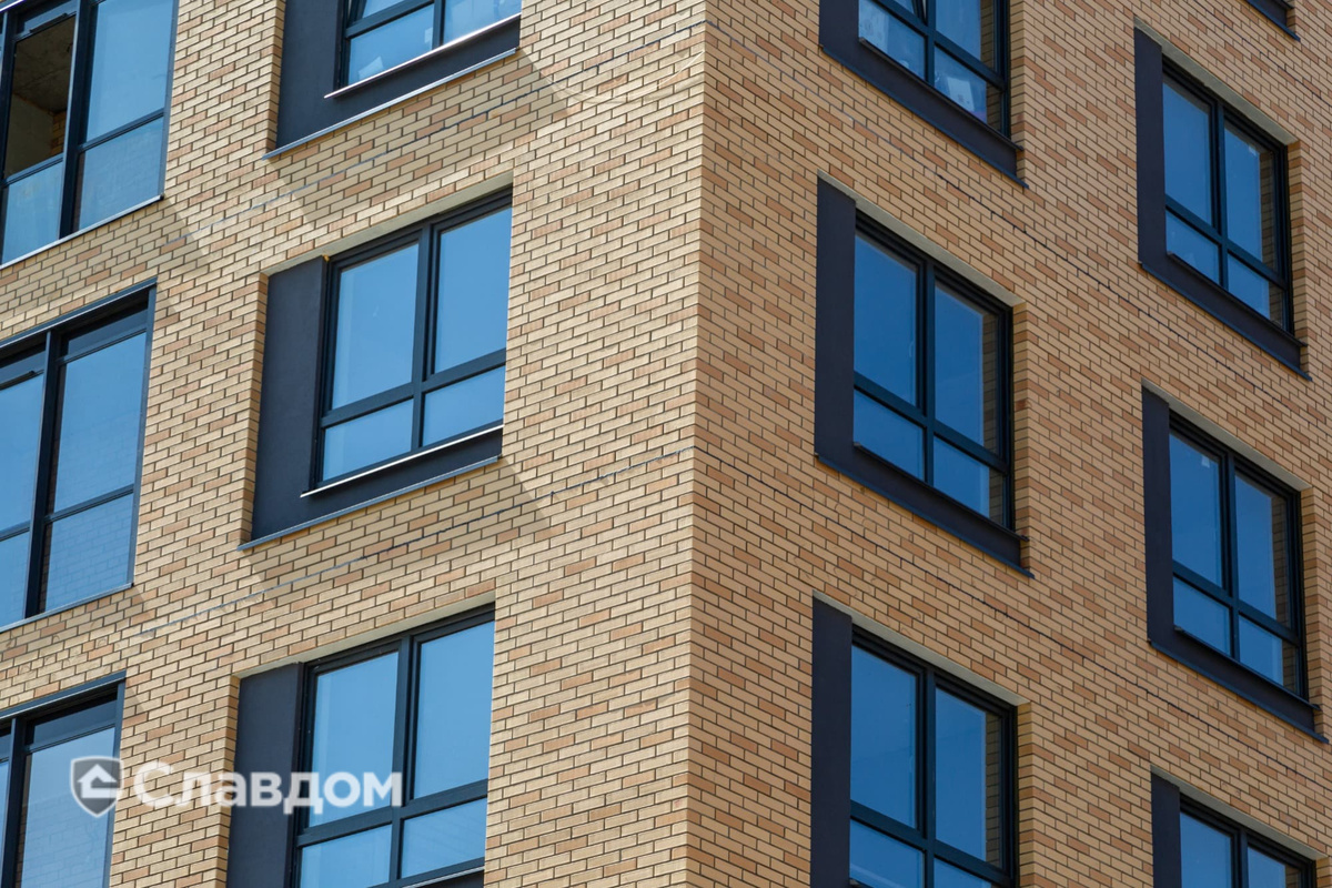 Застройщик знаком с надежностью и технологичностью подсистемы Baut — она дает трехкратный запас прочности и обеспечивает безопасность кирпичной кладки фасада.
