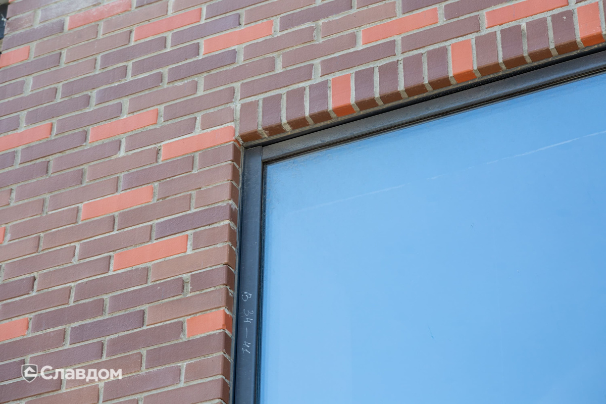 Застройщик знаком с надежностью и технологичностью подсистемы Baut — она дает трехкратный запас прочности и обеспечивает безопасность кирпичной кладки фасада.