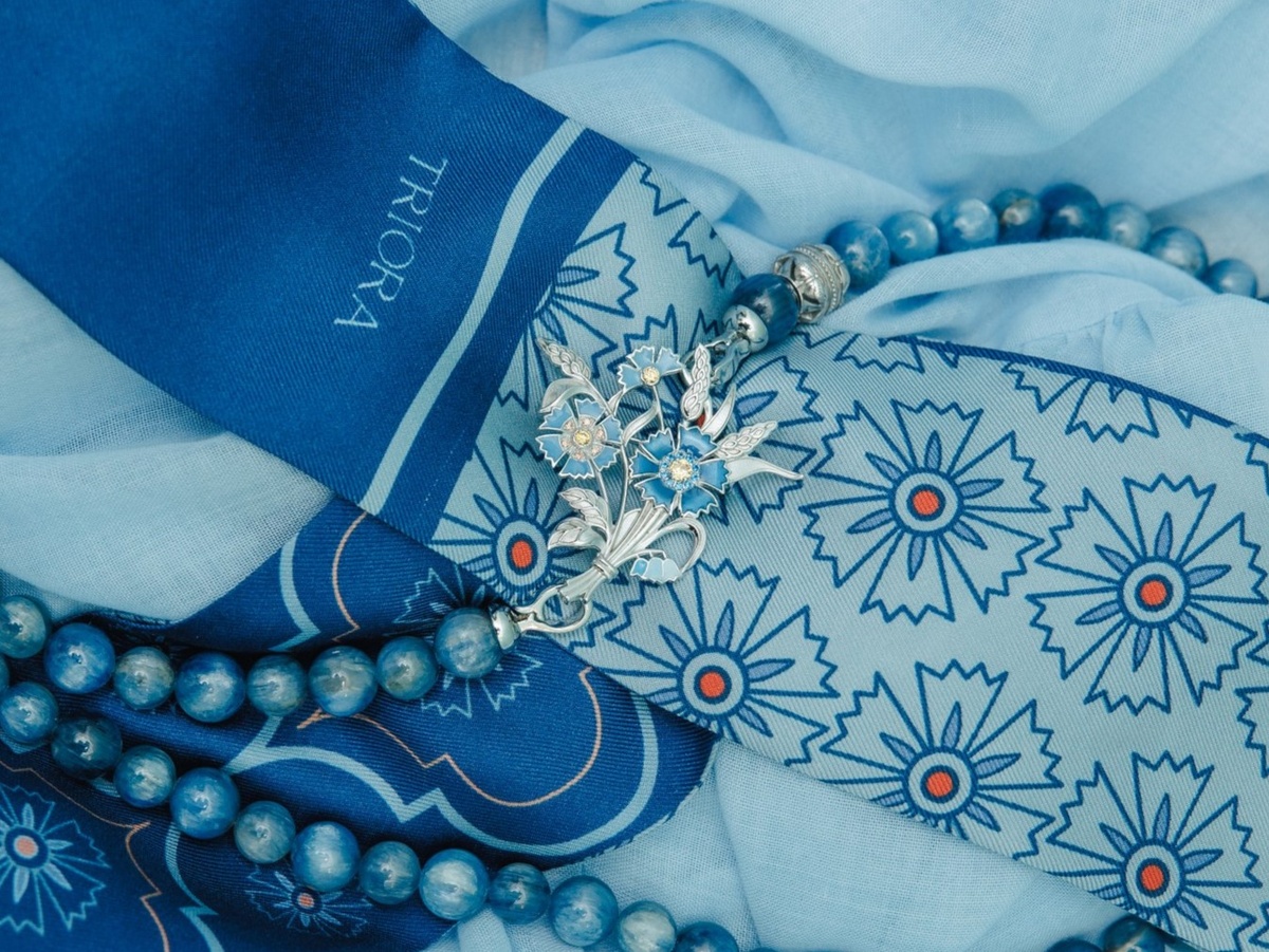 Бренд TRIORA, коллекция Россия: колье и браслет из натурального киантина, шелковый шарфик Твилли