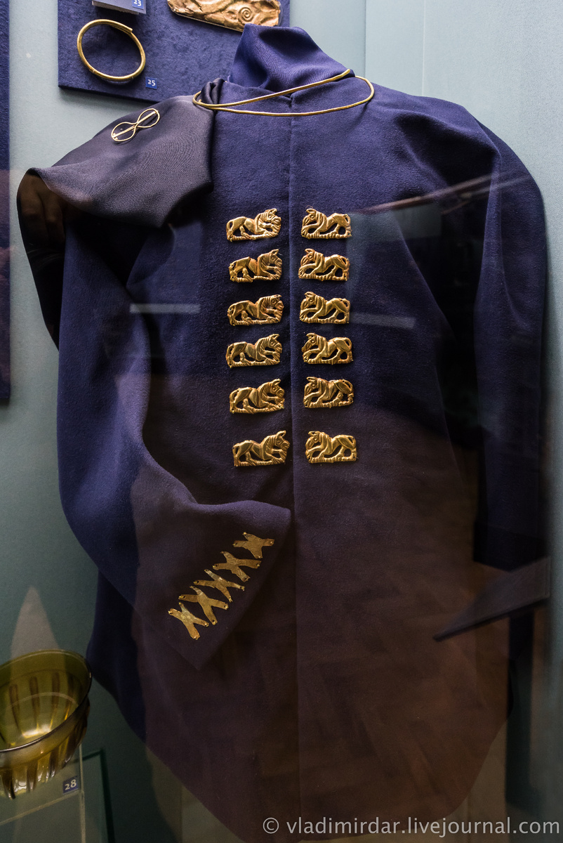 Комплекс украшений мужского сарматского костюма из Бойко-Понура. Выставка «Золото потомков Геракла», ГИМ, 2015 г. Фото: https://vladimirdar.livejournal.com/60926.html