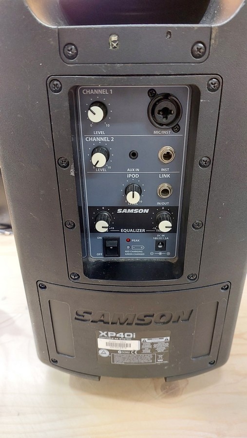 Внешний вид задней панели колонки.