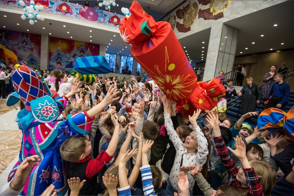    Подготовку к выпуску подарочных наборов к Новому году кондительские фабрики начали еще летом, а сейчас процесс в самом разгаре. / РИА Новости