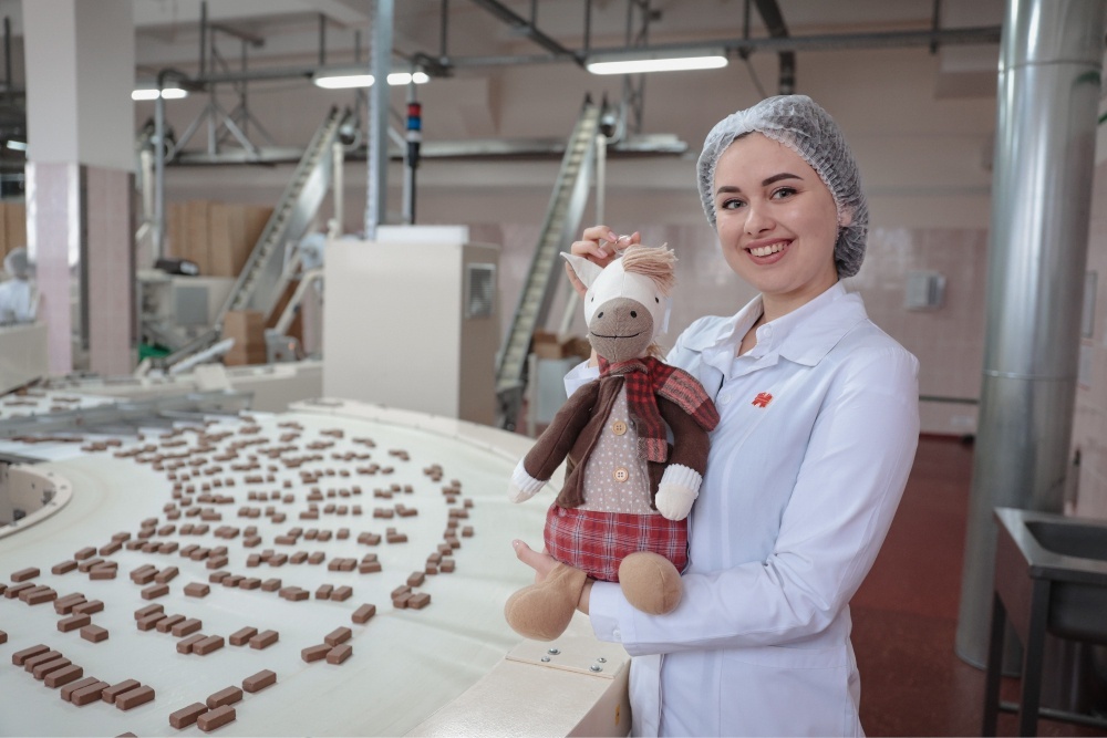    Важно не только содержимое, но и праздничная упаковка. В этом году появились и подарочные наборы, и шоколадные лошадки разных мастей. / Фото: Илья Шведко