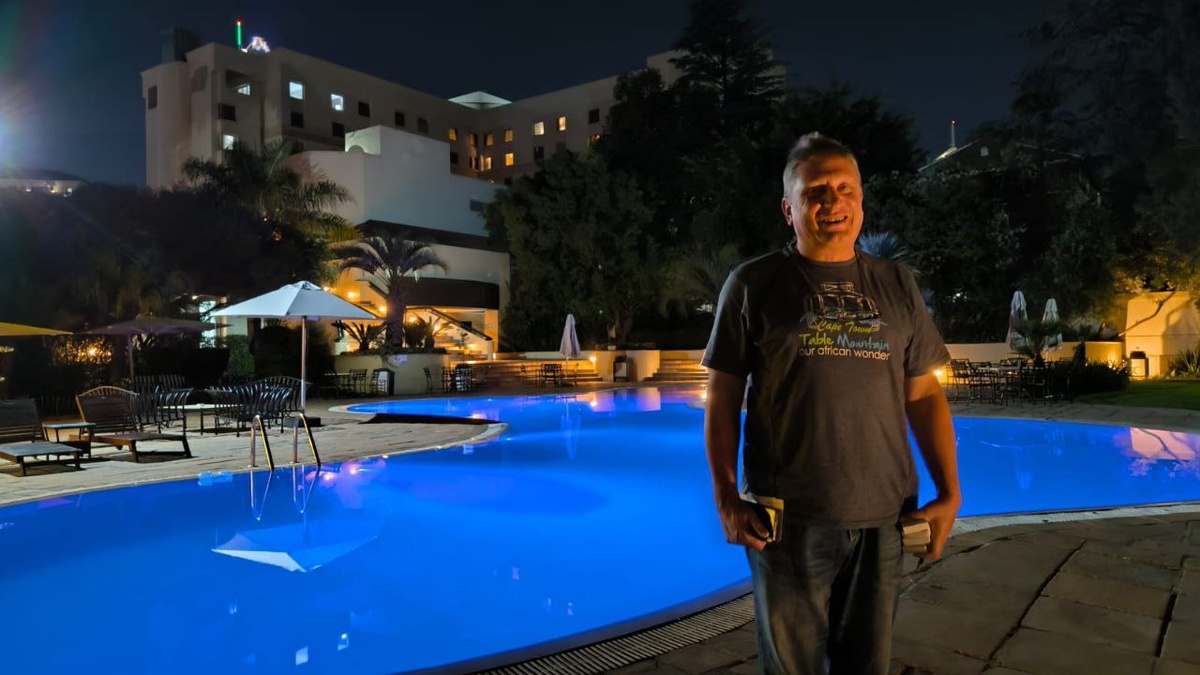 Может показаться, что у аффтора в руках звонкие рэнды. Вовсе нет. Это памятные медали Российского союза ветеранов Анголы,  которыми мы награждали ветеранов АНК  