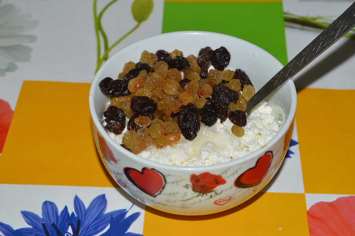 Блинчики с творогом. Шаг 2.. Фото: канал Три рецепта.